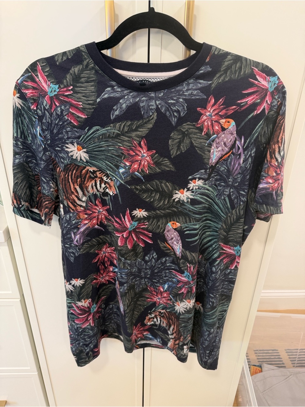 Ted Baker Navy Floral Vacation Ready Size M Short Sleeve Tee 😎